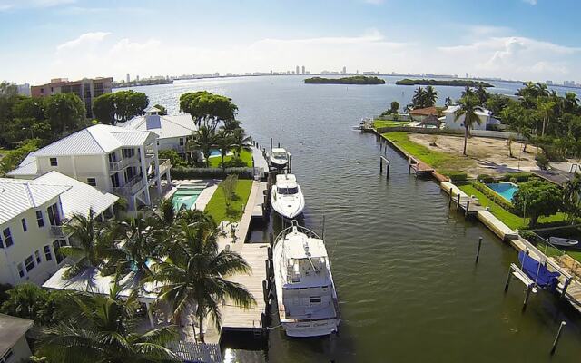 Luxurious Waterfront Villa W Heated Saltwater Pool