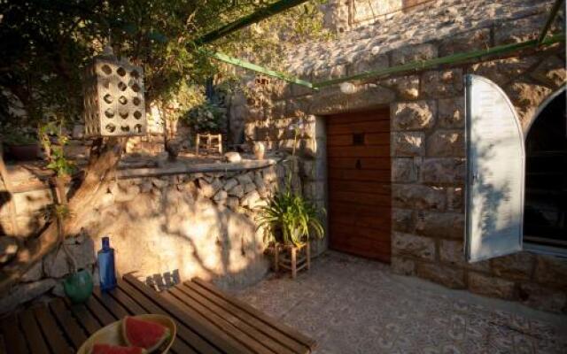 The Nest- romantic vacation home// Ein Kerem, Jerusalem