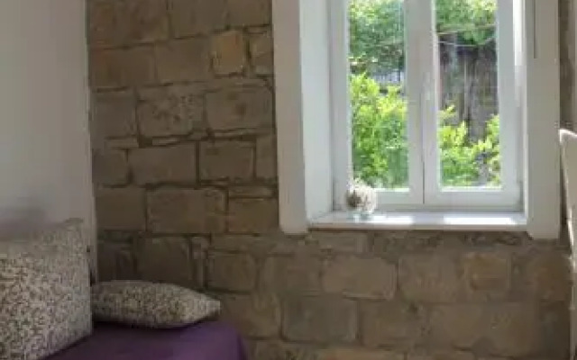 Stone Wall Apartments and Rooms