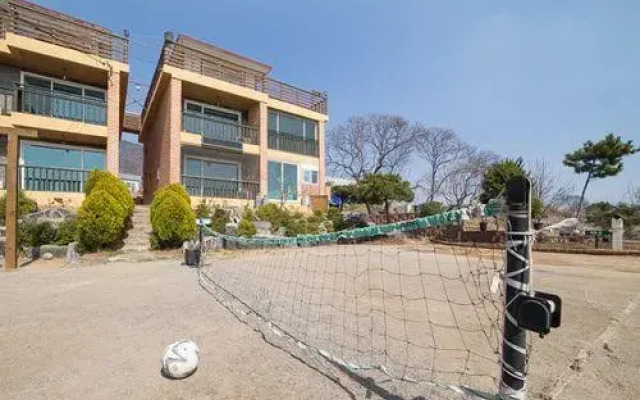 Ganghwa Badatgashimteo Pension