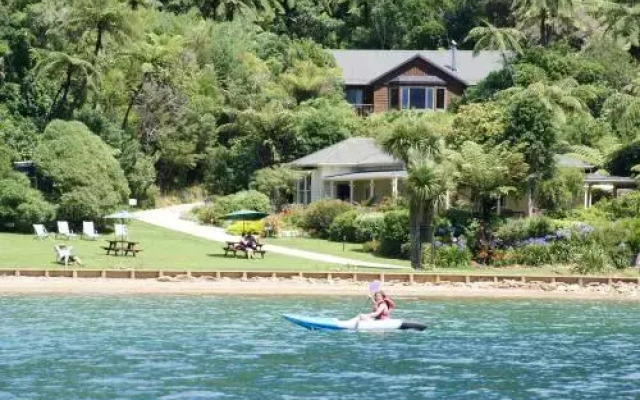 Mahana Lodge Boutique Bed & Breakfast