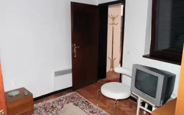 Apartment Tilevi