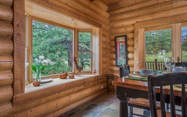 FlagRanch - 4 Br cabin by RedAwning