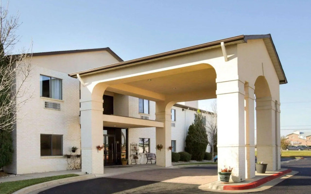 Rodeway Inn & Suites