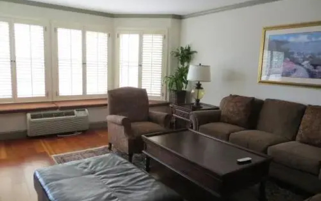 Cow Hollow Inn and Suites
