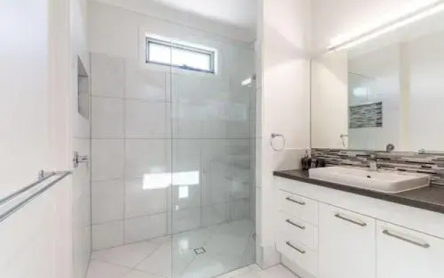 Stunning Canal Home Oh So Close To The Waterfront