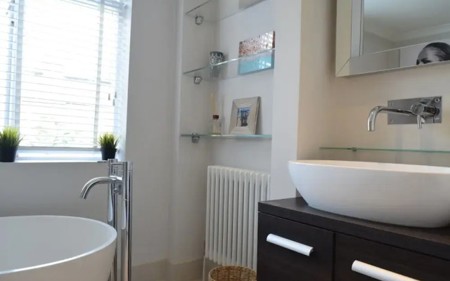 Veeve  2 Bed House Dymock Street Fulham