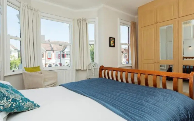 Veeve 4 Bed Home On Larden Road In Ealing