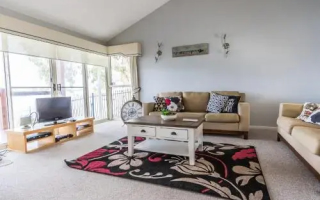 Spectacular Family Home on Canal - Endeavour Dr, Banksia Beach