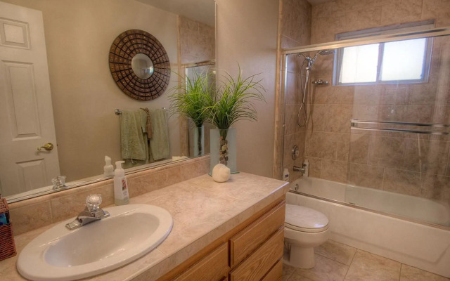 4 BR Home with Perfect Access to Activities by RedAwning