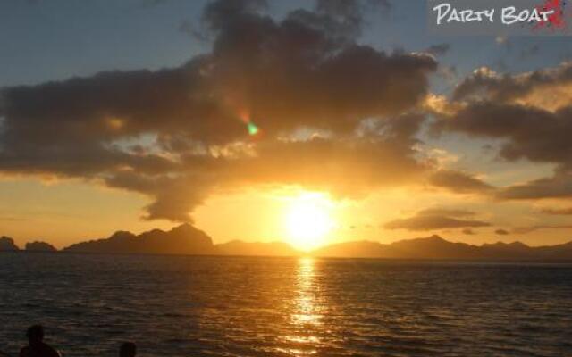 El Nido Party Boat Overnight Expeditions