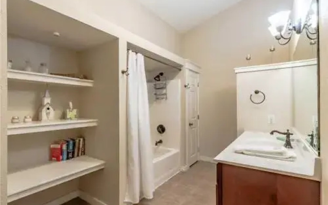 Hummingbird Retreat - Four Bedroom Cabin with Hot Tub