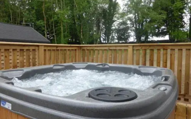 Birch Lodge 19 with Hot Tub