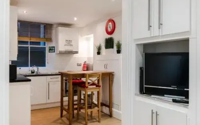 2 bedroom modern apartment on historic Marylebone Lane