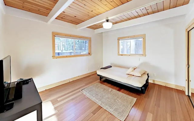 Chic Ski Retreat - 4 Br Home