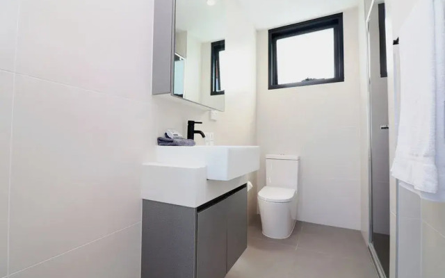 Queen of Northcote Views - Rejuvenate Stays