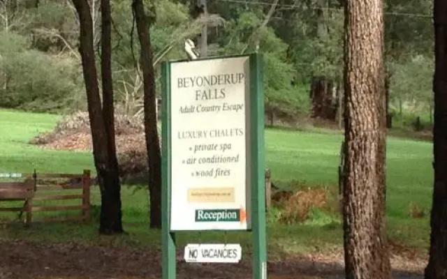 Beyonderup Falls Adult Retreat
