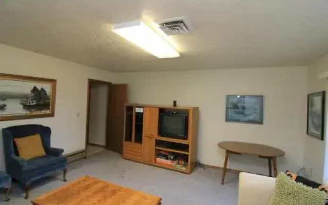 Peik's Place - 4 Br home by RedAwning
