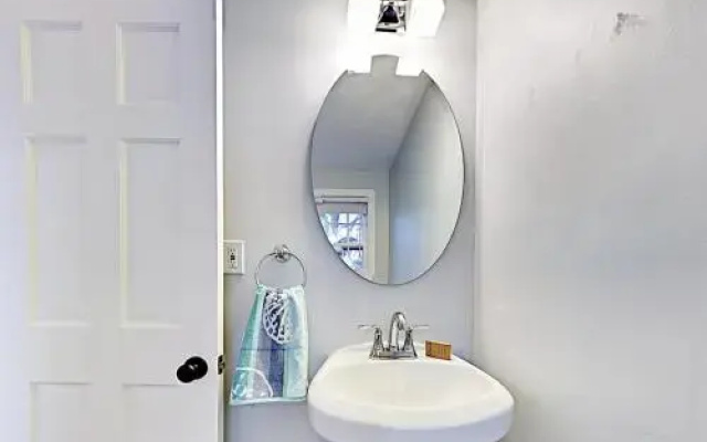 Charming Cape Cod - 3 Br Home