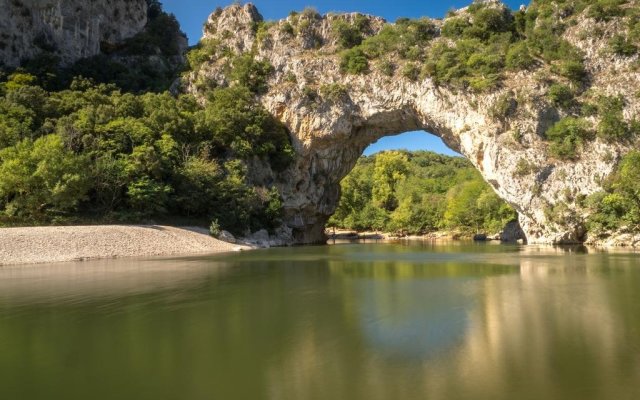 Du Rêve Ô Naturel - Chambre d'hôtes Ardèche - Gard - Gorges de l'Ardèche du sud - Piscine - Table