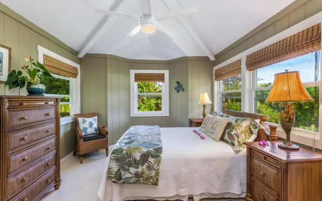 Hale O'Pulelehua with Guest House 5Br Home