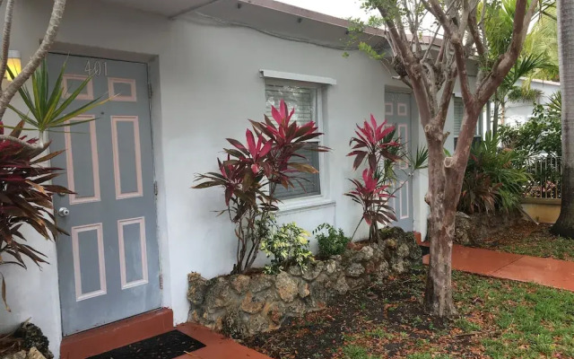 Richards Motel Courtyard