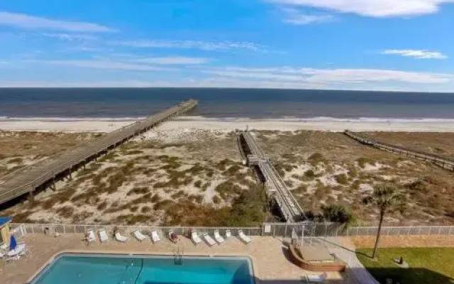 Upper Unit Condo Overlooking Both the Ocean Pier and Swimming Pool by RedAwning