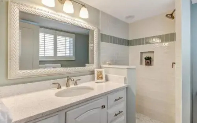 Gorgeous Oceanfront Views Condo with On Site Pool and Fully Covered Parking by RedAwning
