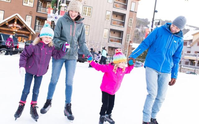 Perfect Mountain Retreat/3br -fireplace, Kids Ski Free 3 Bedroom Condo by RedAwning