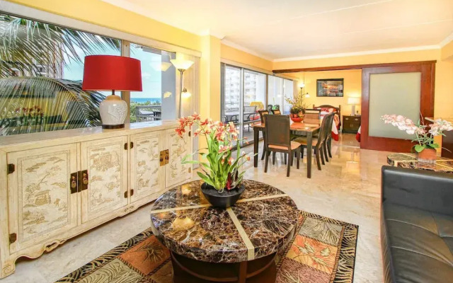 Ala Moana Condo 1777-9 by RedAwning