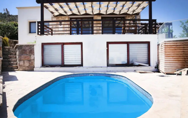 Important Group Villa Royal