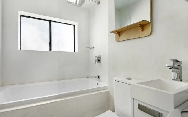 Surfers Paradise Absolute Beachfront Apartment