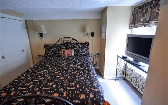 Overlook - 4 Br condo by RedAwning