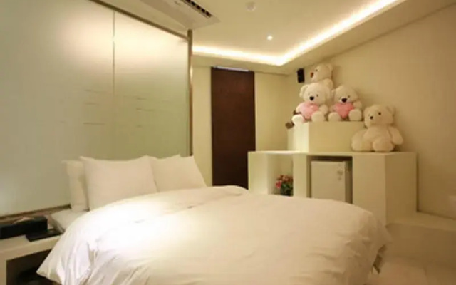 Hanam Lucy Hotel