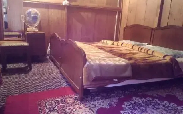 Houseboat Kohisar