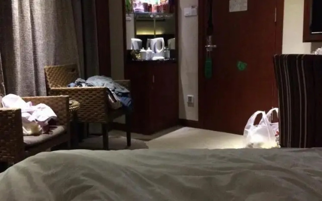 Yannian Tietong Hotel (Hehua Road Metro Station)