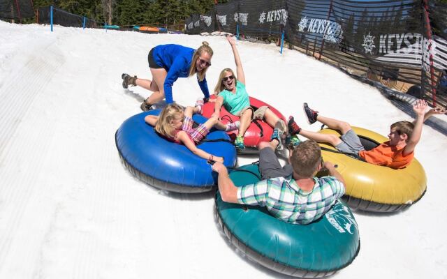 Perfect Mountain Retreat/3br -fireplace, Kids Ski Free 3 Bedroom Condo by RedAwning