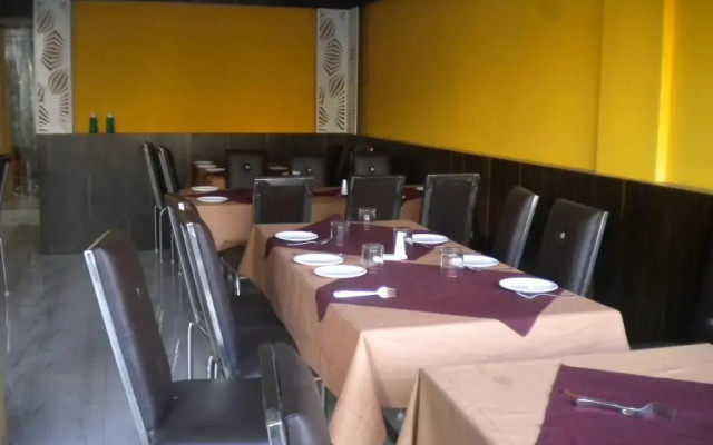 OYO 2403 Hotel Aamantran Avenue