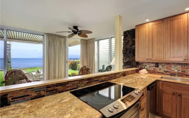 Pikake #a6 2 Bedroom Condo by RedAwning