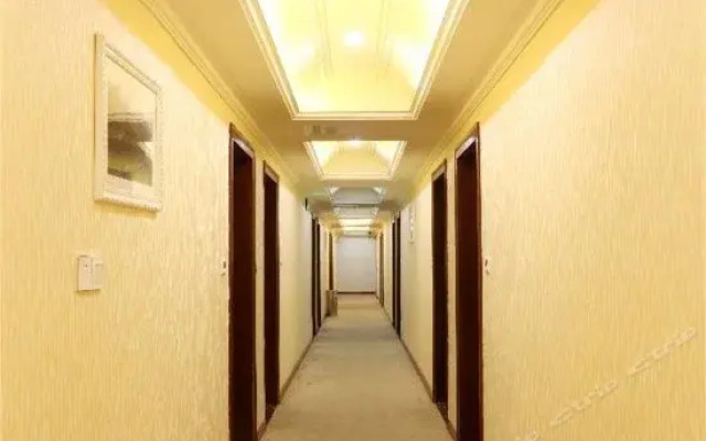Chenyue Hotel (Chengdu Southwest University of Finance and Economics Subway Station)