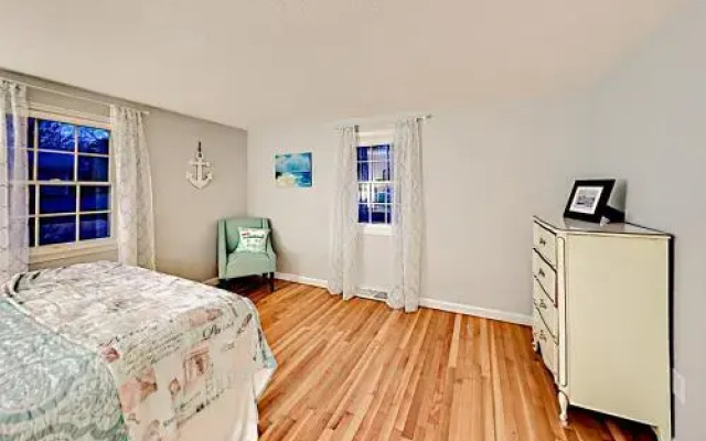 Charming Cape Cod - 3 Br Home