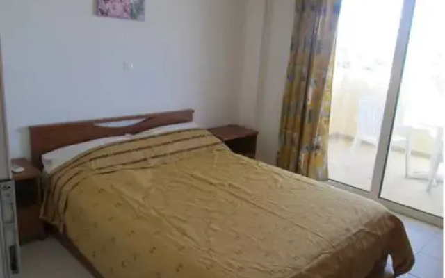 Peros Studios & Apartments