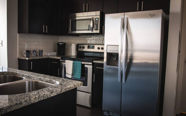 Luxurious 1BR Apt In Uptown High-Rise