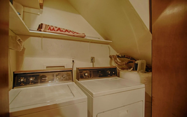 Chateau de Everett - 2 Br Home