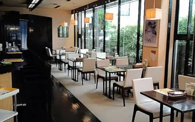 Hotel Zurich Toho 2001