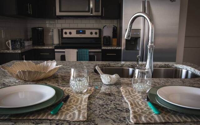 Luxurious 1BR Apt In Uptown High-Rise