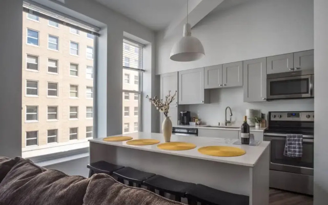 Sleek Modern 1 BR Loft Theater District