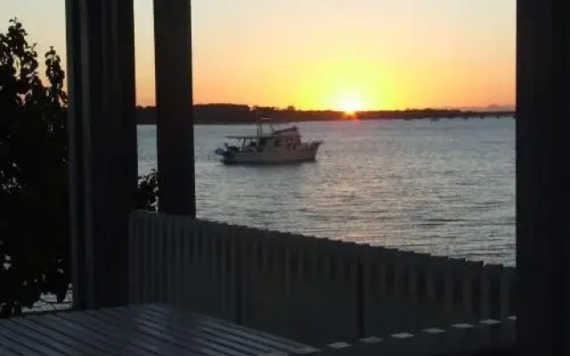 Waterfront First Floor Unit -chnook Apartments South Esp, Bongaree