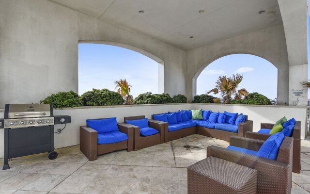 Emerald 707 2 Br condo by RedAwning