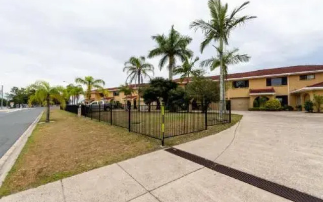Elegant Waterfront Gem where the Ocean meets the Canal!